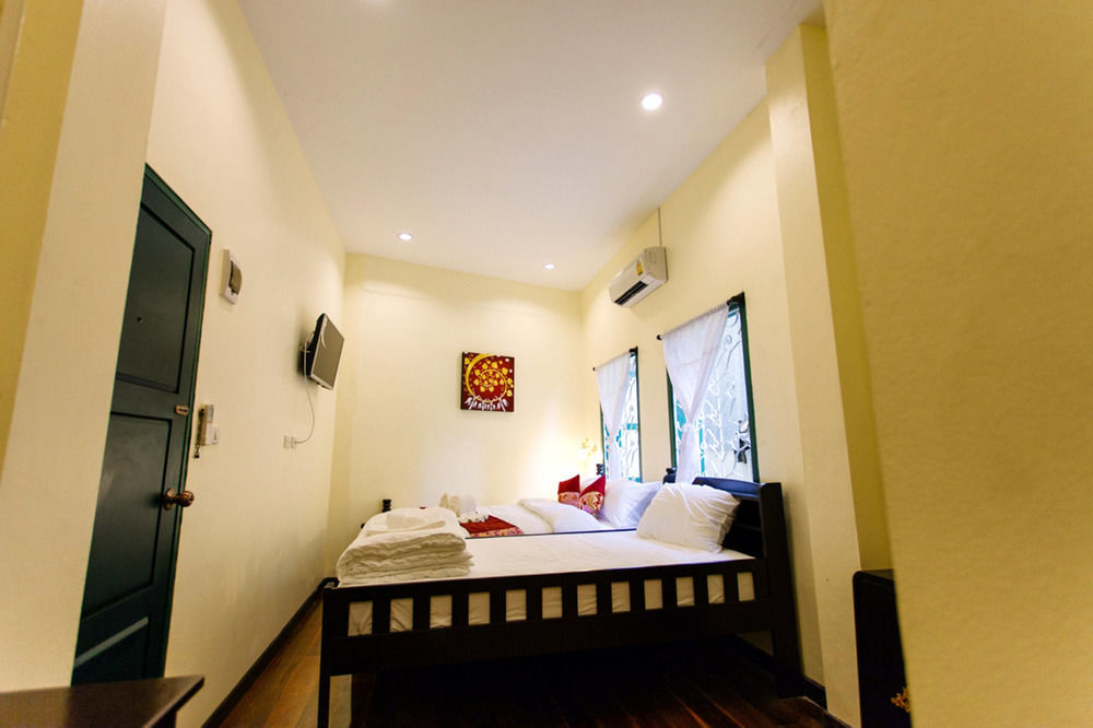 Srisomboon Hostel Trang Ngoại thất bức ảnh