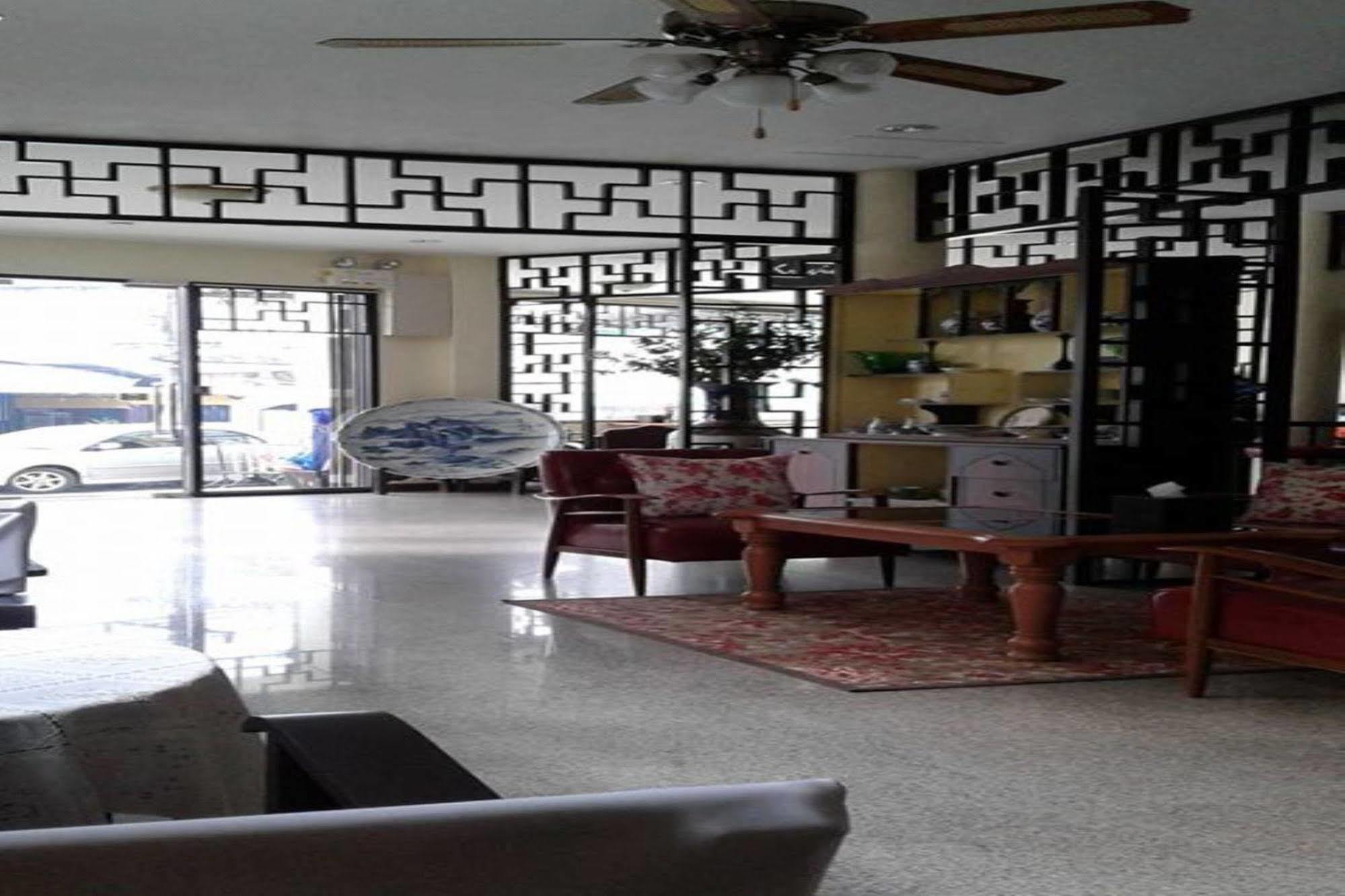 Srisomboon Hostel Trang Ngoại thất bức ảnh