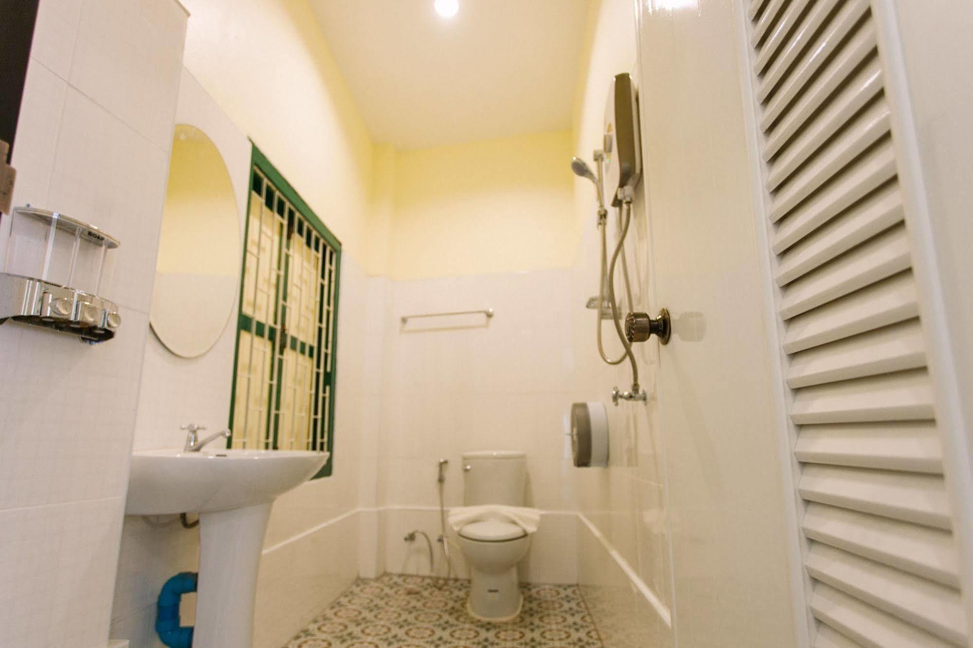Srisomboon Hostel Trang Ngoại thất bức ảnh