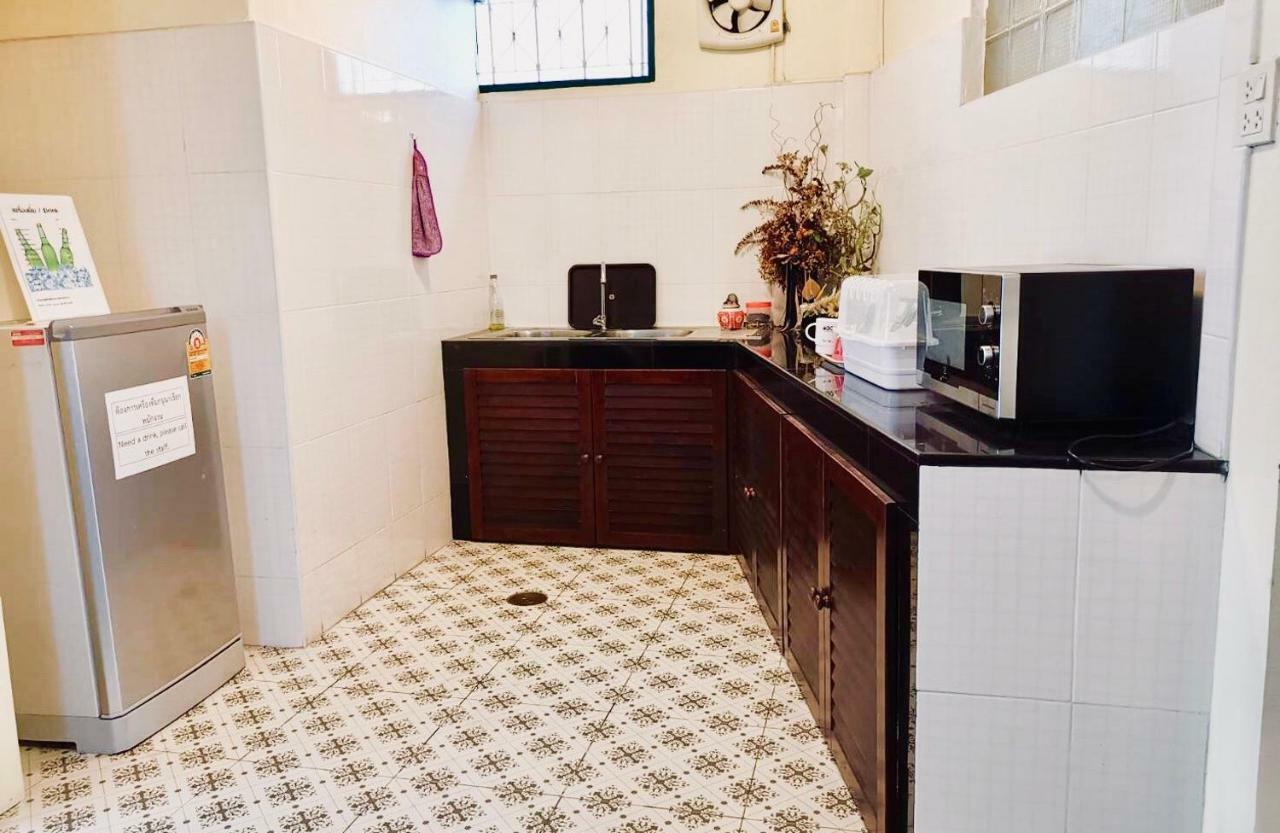 Srisomboon Hostel Trang Ngoại thất bức ảnh
